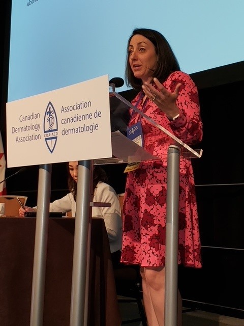 La Dre Kerri Purdy, alors présidente désignée, prend la parole à l’occasion de l’édition 2019 du Congrès de l’Association canadienne de dermatologie (photo soumise)