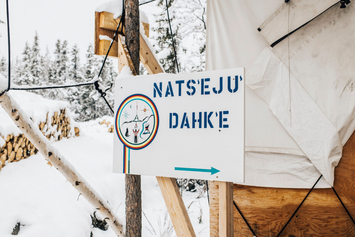 L’enseigne « Un lieu de guérison » en langue slavey au camp de l’Arctic Indigenous Wellness Foundation. (Source : Arctic Indigenous Wellness Foundation (AIWF). Tous droits réservés par l’AIWF.)
