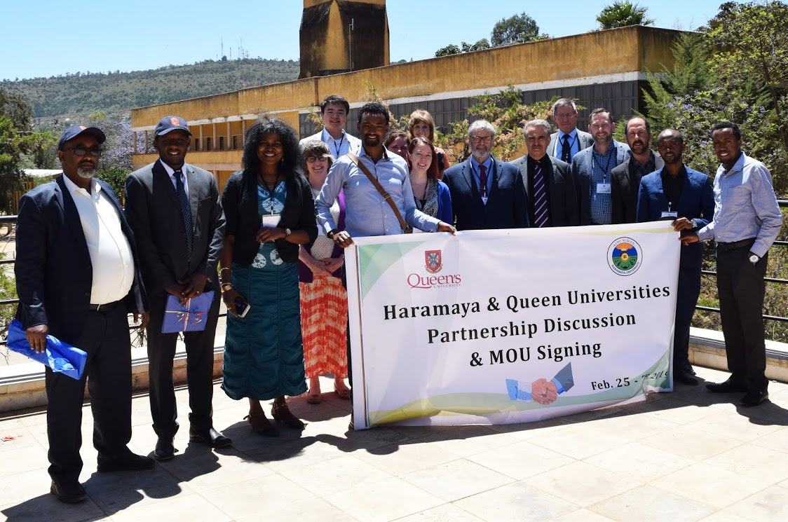 Le Dr Reznick (sixième à partir de la gauche) dans une photo prise avec les membres de l’Université Haramaya, de l’Université Queen’s et de la délégation de CRI en février 2019.